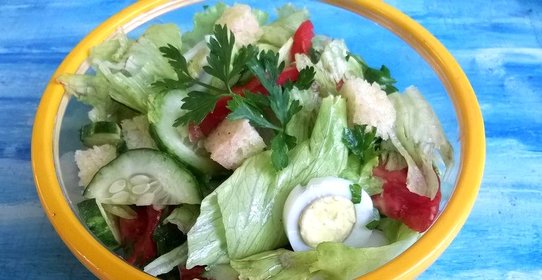 Салат с айсбергом и перепелиными яйцами