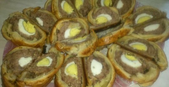 Слоеные рулетики из теста с мясом и яйцом
