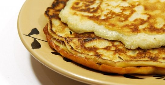 Рисовый салат со смородиной и орехами