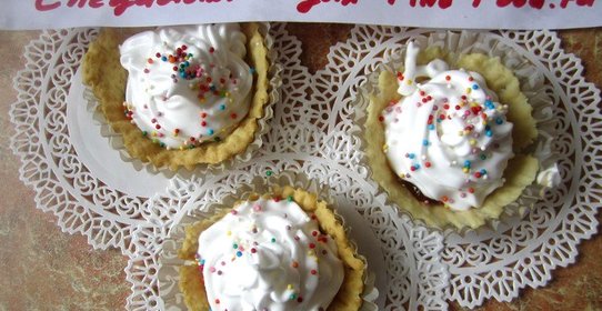 песочное пирожное с джемом и белковым кремом