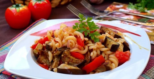 Тёплый салат из баклажанов и пасты