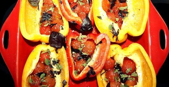 Перец запеченый с томатами черри, базиликом и майораном