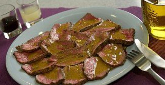 Маринованный ростбиф с майораном, оливковым маслом и горчицей