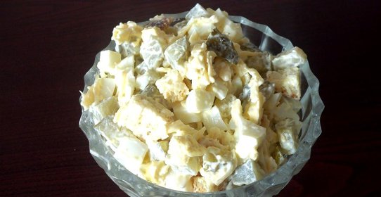 Сырный салат с сухариками