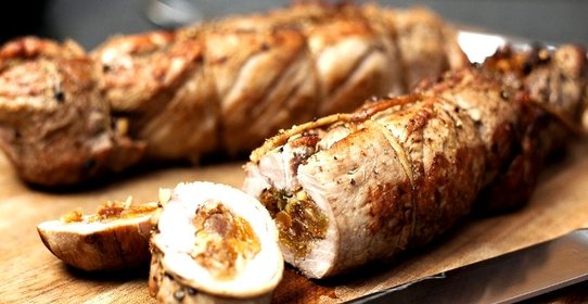 Свинина с фруктово-ягодной начинкой