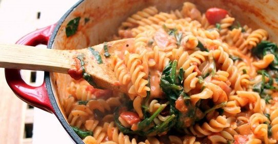 Простая паста с томатным соусом