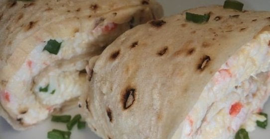 Рулетики из лаваша с крабовыми палочками