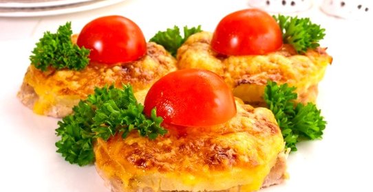 Свинина, запеченная с ананасами и сыром