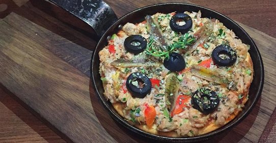 Открытый пирог с тунцом и маслинами