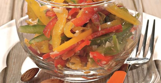 Салат из сладкого перца с острой заправкой