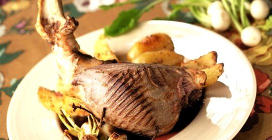 Баранья нога, тушенная в красном вине