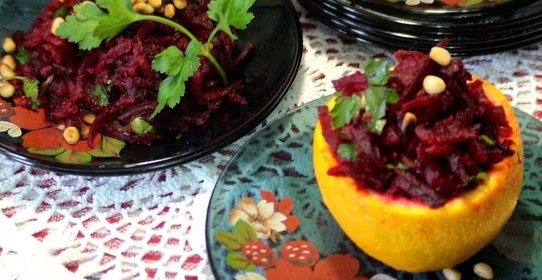 Салат из свеклы с апельсиновой заправкой и кедровыми орешками