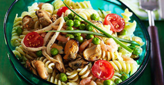 Салат из пасты и морепродуктов в сливочном соусе с травами