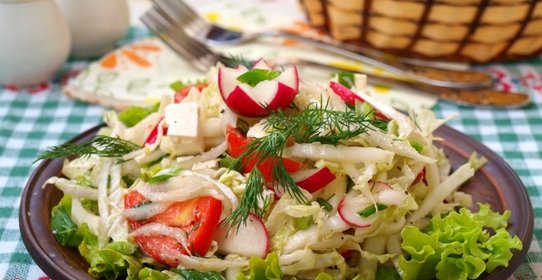 Салат из пекинской капусты с редисом, помидорами и брынзой
