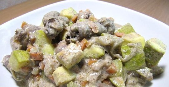 Куриные сердечки с кабачками