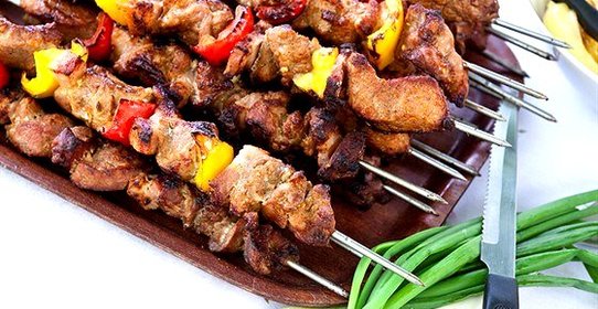 Говядина с беконом на шпажках