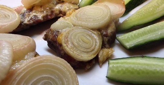 Свиные биточки запеченные с луком