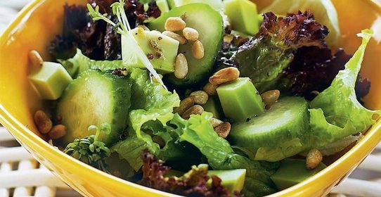 Зеленый салат с авокадо и кедровыми орехами