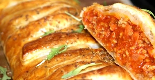 Пирог слоеный с мясом