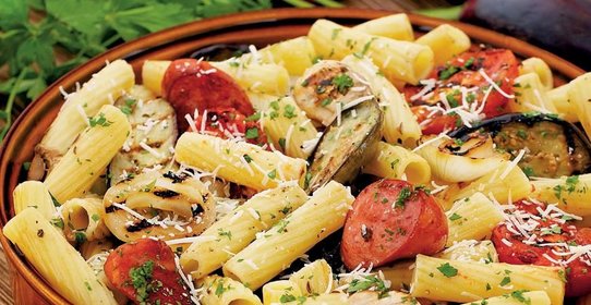 Теплый салат с баклажанами и колбасками