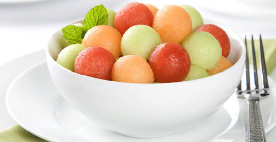 Салат из арбуза и дыни с моцареллой