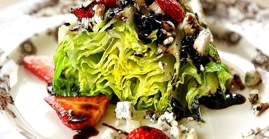 Салат на гриле с сыром и клубникой