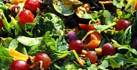 Салат из капусты, арахиса и шпината с лаймово-горчичной заправкой