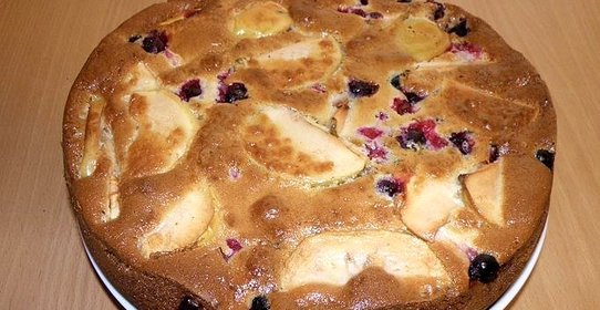 Шарлотка с яблоками и смородиной