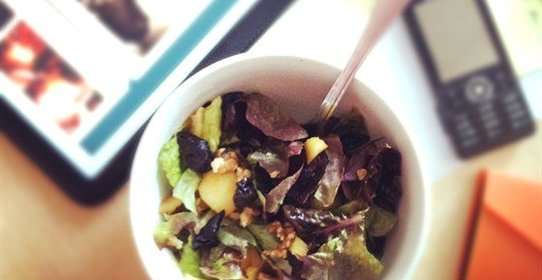 Теплый салат с яблоком