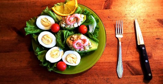 Авокадо с яйцами и креветками