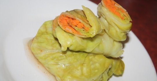 Постные закусочные голубцы с острой морковной начинкой