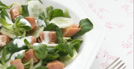 Салат с копченой форелью