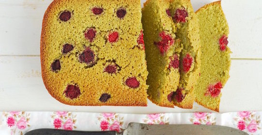 Пирог с малиной и чаем матча