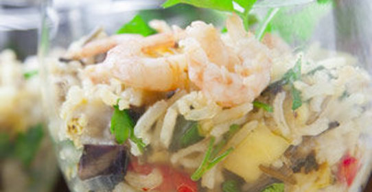 Салат из риса с овощами и креветками