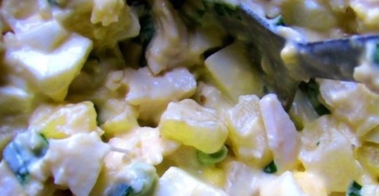 Cалат с грудкой и ананасами