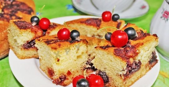 Пирог с вишневым вареньем