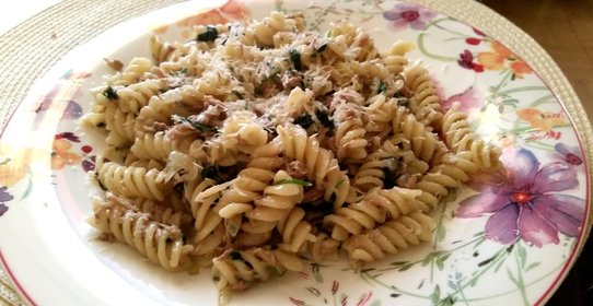 Фузилли с тунцом и шпинатом