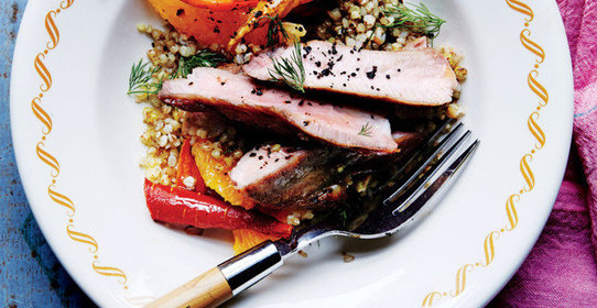 Свиные отбивные с морковью и жареной гречкой