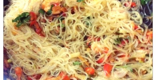 Фунчоза с овощами, креветками и кунжутом