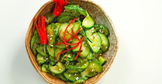 Салат из огурцов и зелени