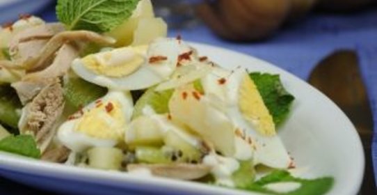 Салат с перепелами и грушами