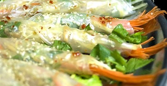 Запеченные на гриле креветки в рисовой бумаге