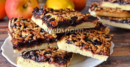 Пирог с консервированной вишней и тёртой смородиной