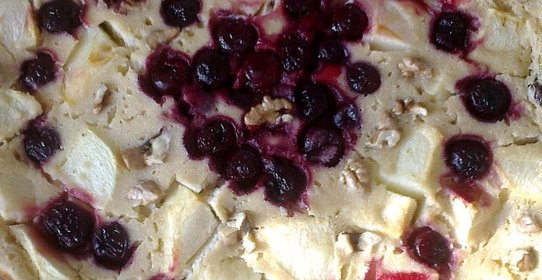 Овсяный пирог с яблоками и вишней