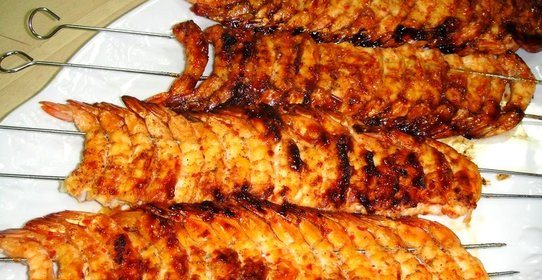 Шашлык из креветок на шпажках