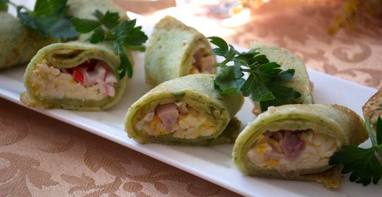 Блинные рулетики с крабовыми палочками и курицей