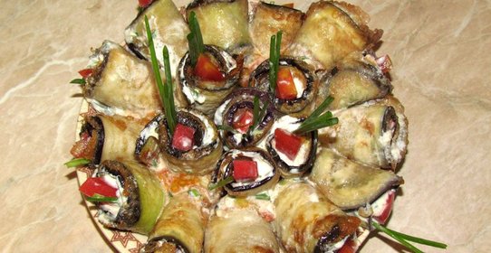 Рулетики из баклажанов с брынзой и помидорами