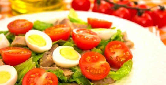 Салат с мясом, помидорами и яйцами