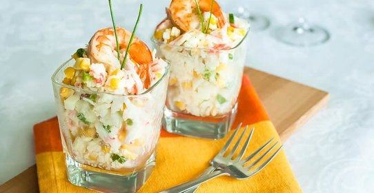 Салат с крабовыми палочками, кукурузой и рисом