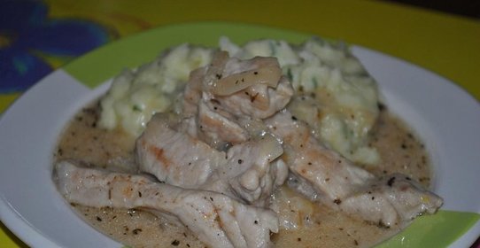 Свинина под сметанным соусом